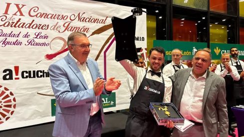 Álvaro García recibe el premio como mejor cortador de jamón nacional Álvaro García recibe el premio como mejor cortador de jamón nacional