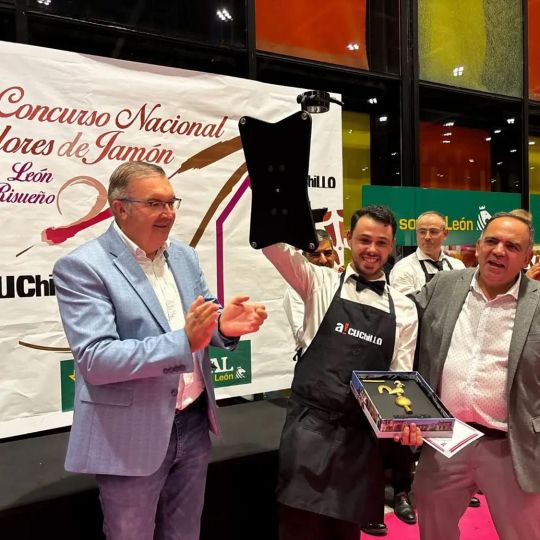 Álvaro García recibe el premio como mejor cortador de jamón nacional