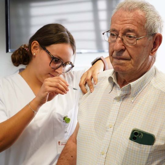 Inicio de la campaña de vacunación COVID y gripe César Sánchez ICAL (2) Inicio de la campaña de vacunación COVID y gripe César Sánchez ICAL (2)
