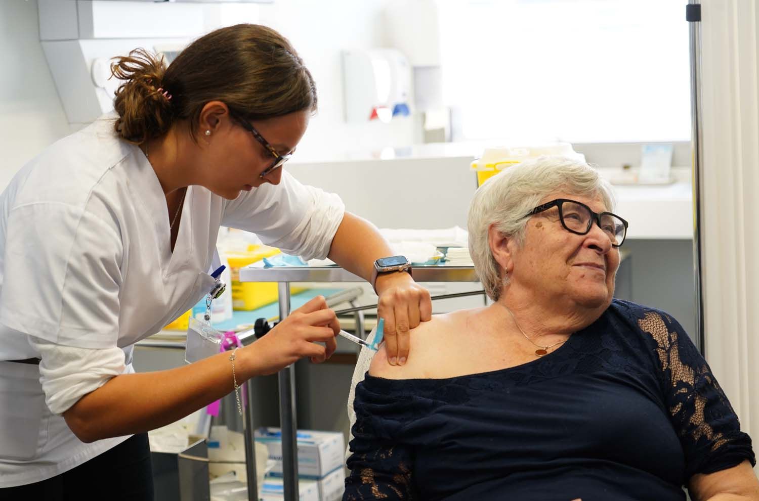 Inicio de la campaña de vacunación COVID y gripe César Sánchez ICAL (4) Inicio de la campaña de vacunación COVID y gripe César Sánchez ICAL (4)