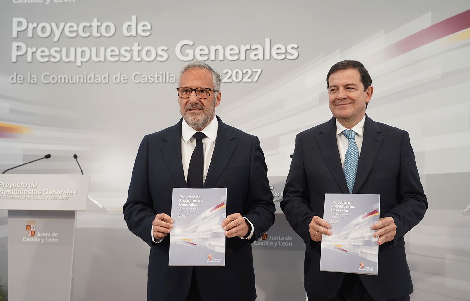 Presentación de los Presupuestos de Castilla y León. En la imagen, l presidente de la Junta, Alfonso Fernández Mañueco (D), acompañado por el vicepresidente primero y consejero de Desregulación, Familia y Ayudas Sociales, Carlos Pollán (I) | Foto: Rubén Cacho, ICAL Presentación de los Presupuestos de Castilla y León. En la imagen, l presidente de la Junta, Alfonso Fernández Mañueco (D), acompañado por el vicepresidente primero y consejero de Desregulación, Familia y Ayudas Sociales, Carlos Pollán (I) | Foto: Rubén Cacho, ICAL