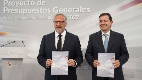 Presentación de los Presupuestos de Castilla y León. En la imagen, l presidente de la Junta, Alfonso Fernández Mañueco (D), acompañado por el vicepresidente primero y consejero de Desregulación, Familia y Ayudas Sociales, Carlos Pollán (I) | Foto: Rubén Cacho, ICAL Presentación de los Presupuestos de Castilla y León. En la imagen, l presidente de la Junta, Alfonso Fernández Mañueco (D), acompañado por el vicepresidente primero y consejero de Desregulación, Familia y Ayudas Sociales, Carlos Pollán (I) | Foto: Rubén Cacho, ICAL