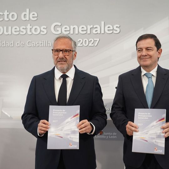 Presentación de los Presupuestos de Castilla y León. En la imagen, l presidente de la Junta, Alfonso Fernández Mañueco (D), acompañado por el vicepresidente primero y consejero de Desregulación, Familia y Ayudas Sociales, Carlos Pollán (I) | Foto: Rubén Cacho, ICAL Presentación de los Presupuestos de Castilla y León. En la imagen, l presidente de la Junta, Alfonso Fernández Mañueco (D), acompañado por el vicepresidente primero y consejero de Desregulación, Familia y Ayudas Sociales, Carlos Pollán (I) | Foto: Rubén Cacho, ICAL