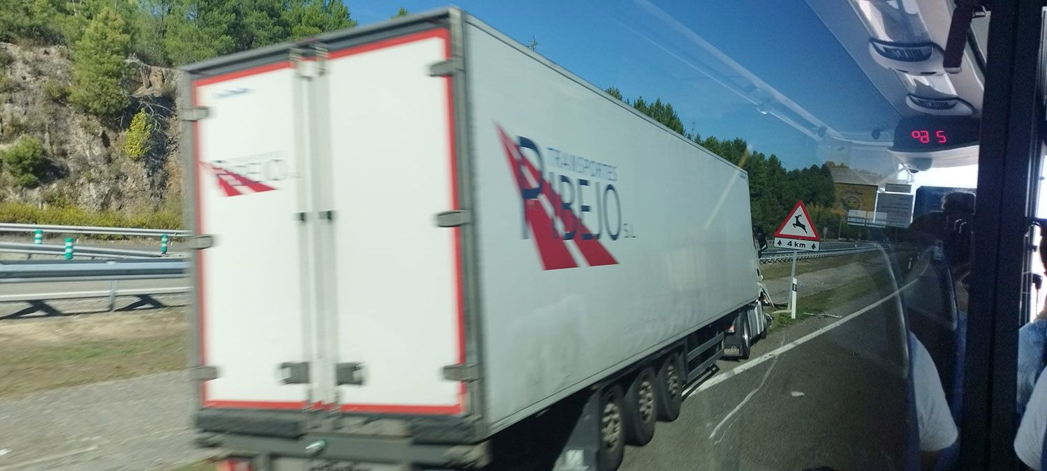Accidente entre un camión y un turismo en la A6 en Montearenas 2 Accidente entre un camión y un turismo en la A6 en Montearenas 2
