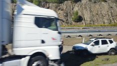 Accidente entre un camión y un turismo en la A6 en Montearenas | Foto: InfoBierzo Accidente entre un camión y un turismo en la A6 en Montearenas | Foto: InfoBierzo