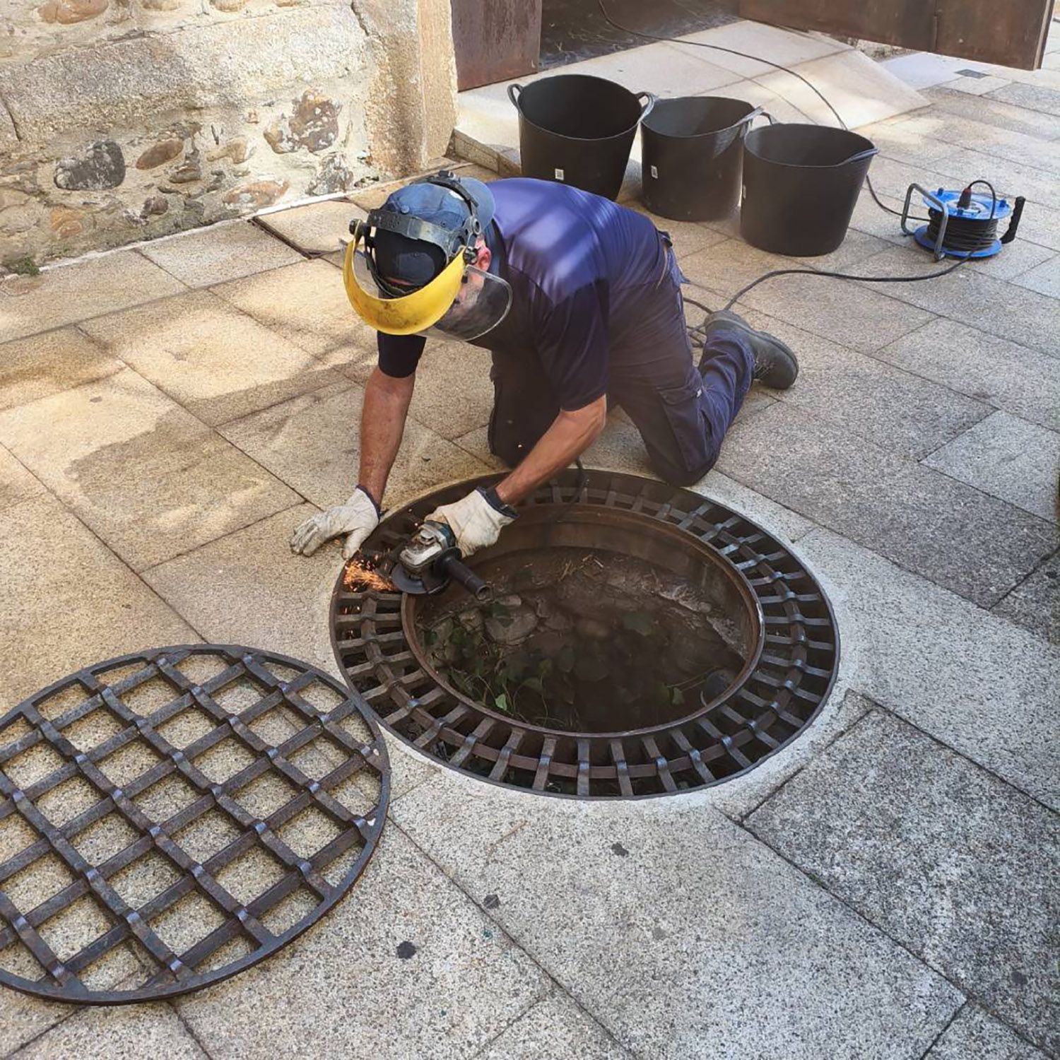 Brigada de obras arregla un pozo Brigada de obras arregla un pozo