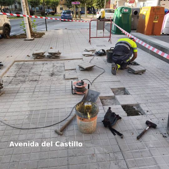 Brigada de obras en la avenida del Castillo