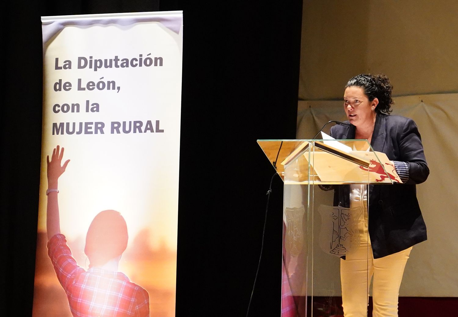 César Sánchez / ICAL. La alcaldesa de Cacabelos, Irene González, durante la entrega de los Premios Mujer Rural 2026 César Sánchez / ICAL. La alcaldesa de Cacabelos, Irene González, durante la entrega de los Premios Mujer Rural 2026