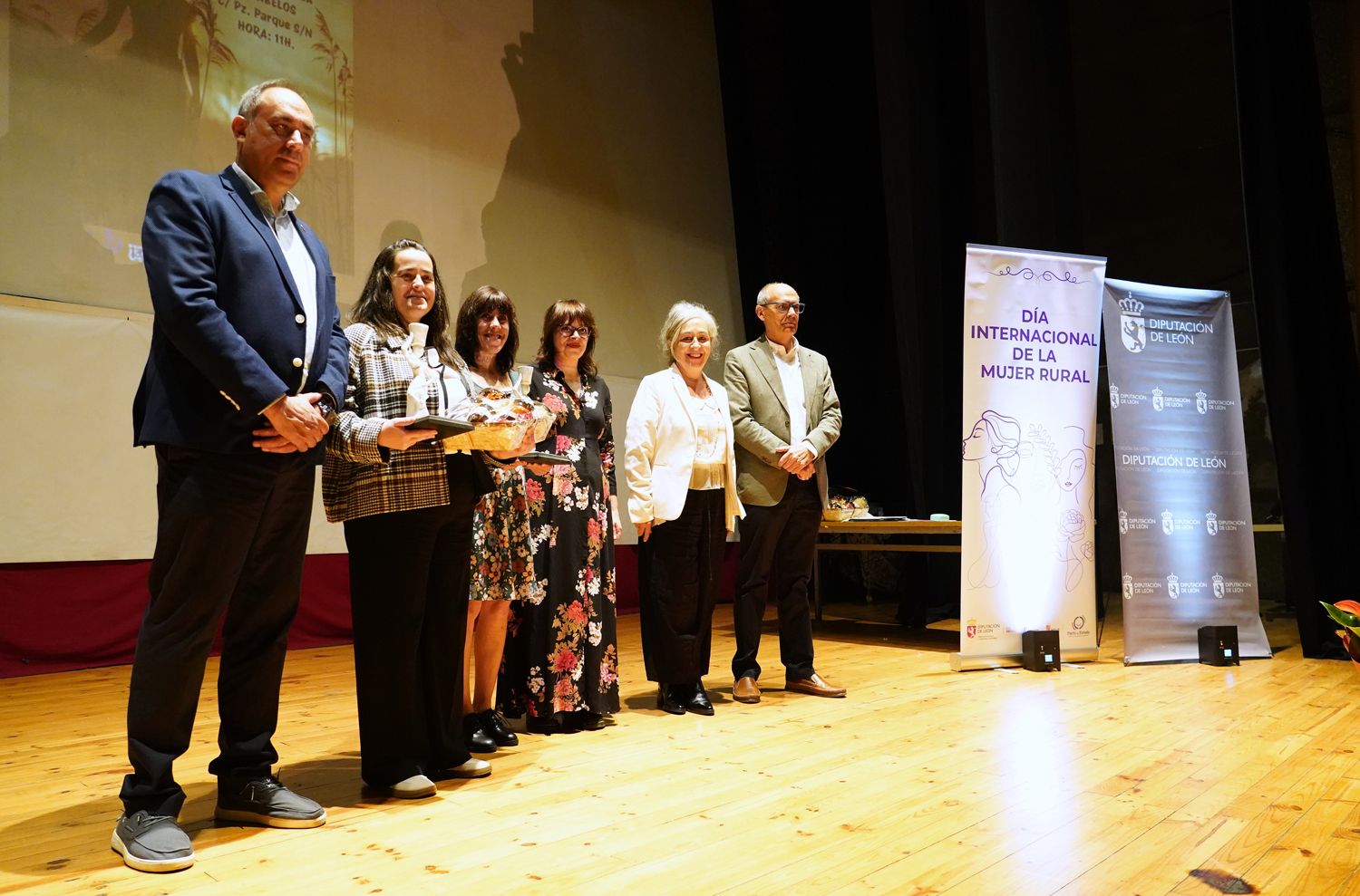 César Sánchez / ICAL. El vicepresidente de la Diputación de León, Valentín Martínez (I), junto al diputado de Derechos Sociales y Territorio Sostenible, Francisco Javier Álvarez (D), junto a las premiadas con los Premios Mujer Rural 2026 en Cacabelos César Sánchez / ICAL. El vicepresidente de la Diputación de León, Valentín Martínez (I), junto al diputado de Derechos Sociales y Territorio Sostenible, Francisco Javier Álvarez (D), junto a las premiadas con los Premios Mujer Rural 2026 en Cacabelos