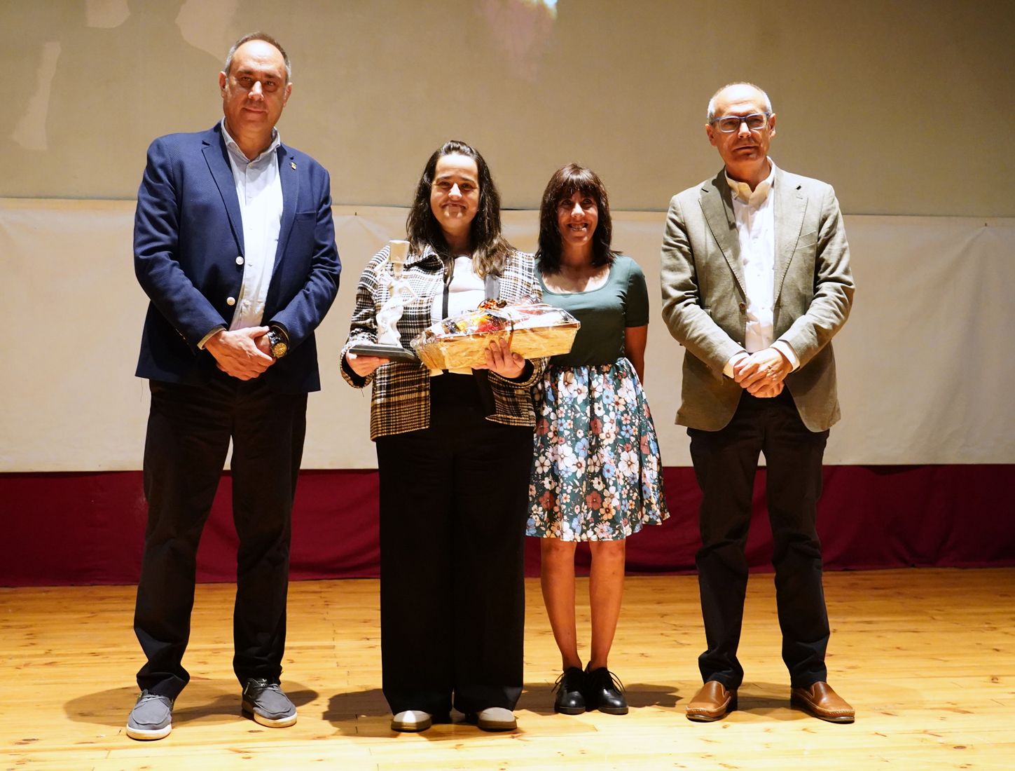 César Sánchez / ICAL . El vicepresidente de la Diputación de León, Valentín Martínez (I), junto al diputado de Derechos Sociales y Territorio Sostenible, Francisco Javier Álvarez (D), junto a las premiadas con los Premios Mujer Rural 2026 en Cacabelos