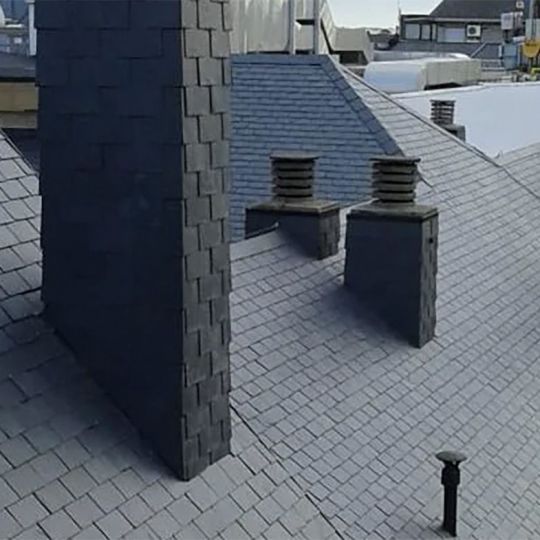 Tejado con chimenea de pizarra natural de NexPiz Tejado con chimenea de pizarra natural de NexPiz