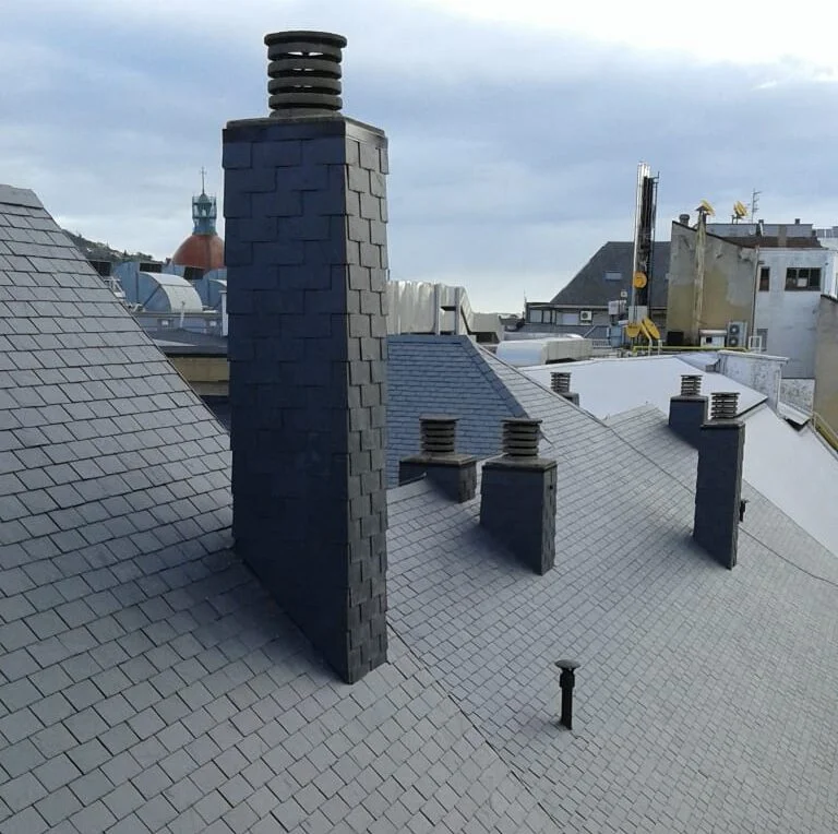 Tejado con chimenea de pizarra natural de NexPiz