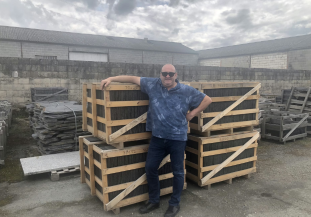 Operario de NexPiz junto a palés de pizarra