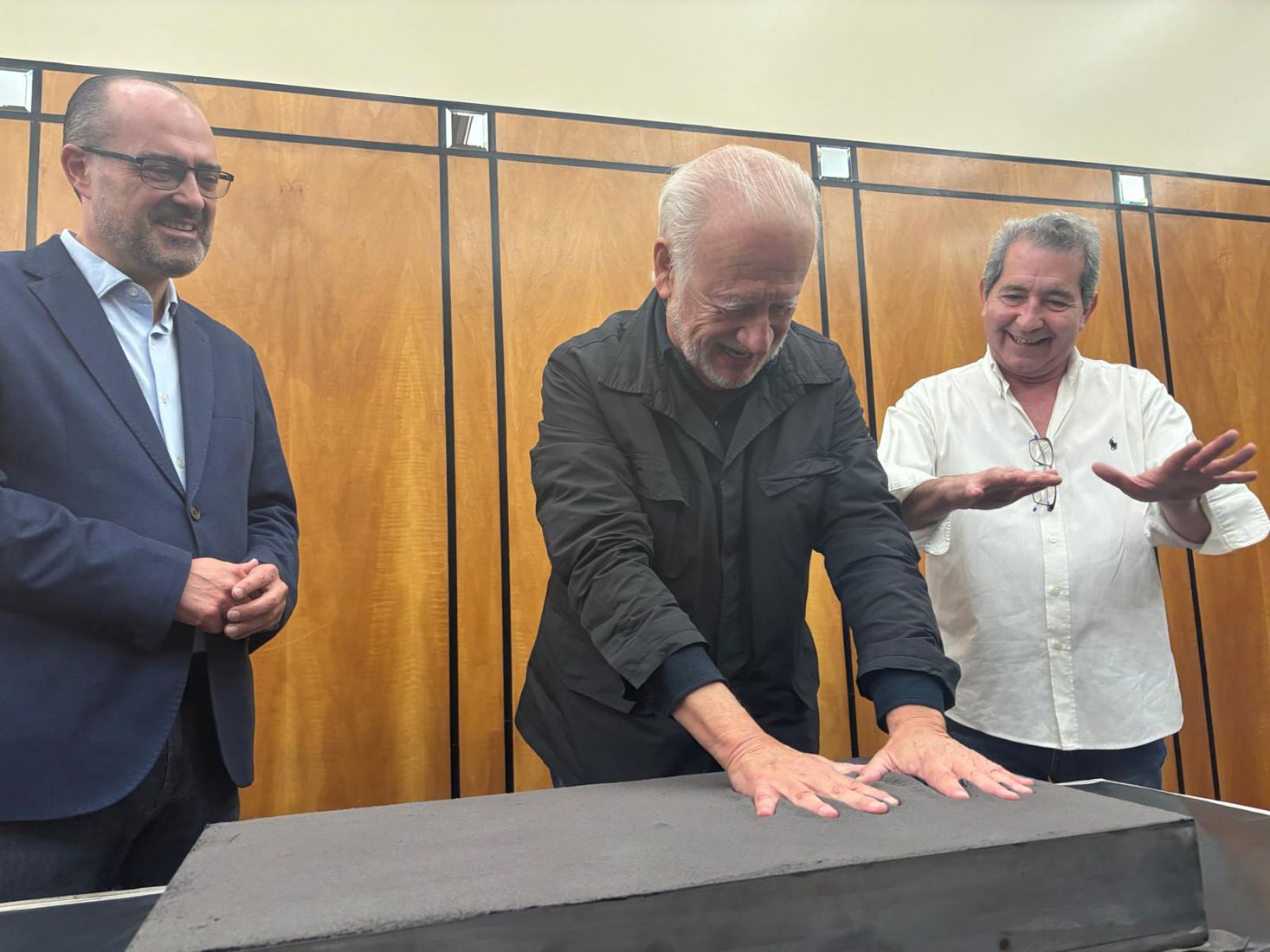 El actor Juan Echanove deja sus huellas en el Teatro Bergidum de Ponferrada | Foto: Iris López, InfoBierzo