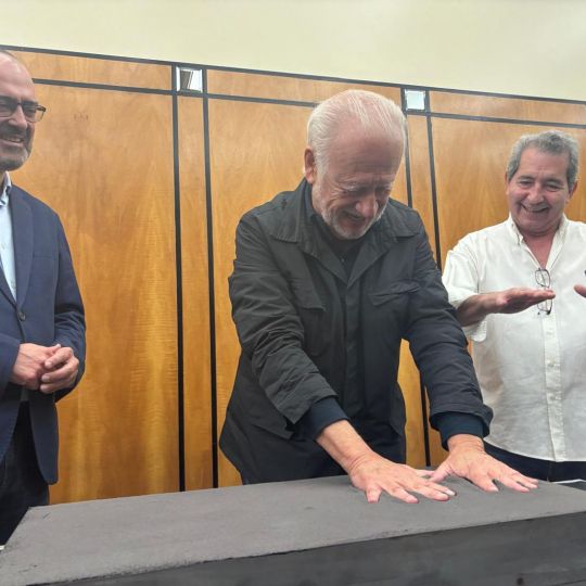 El actor Juan Echanove deja sus huellas en el Teatro Bergidum de Ponferrada | Foto: Iris López, InfoBierzo