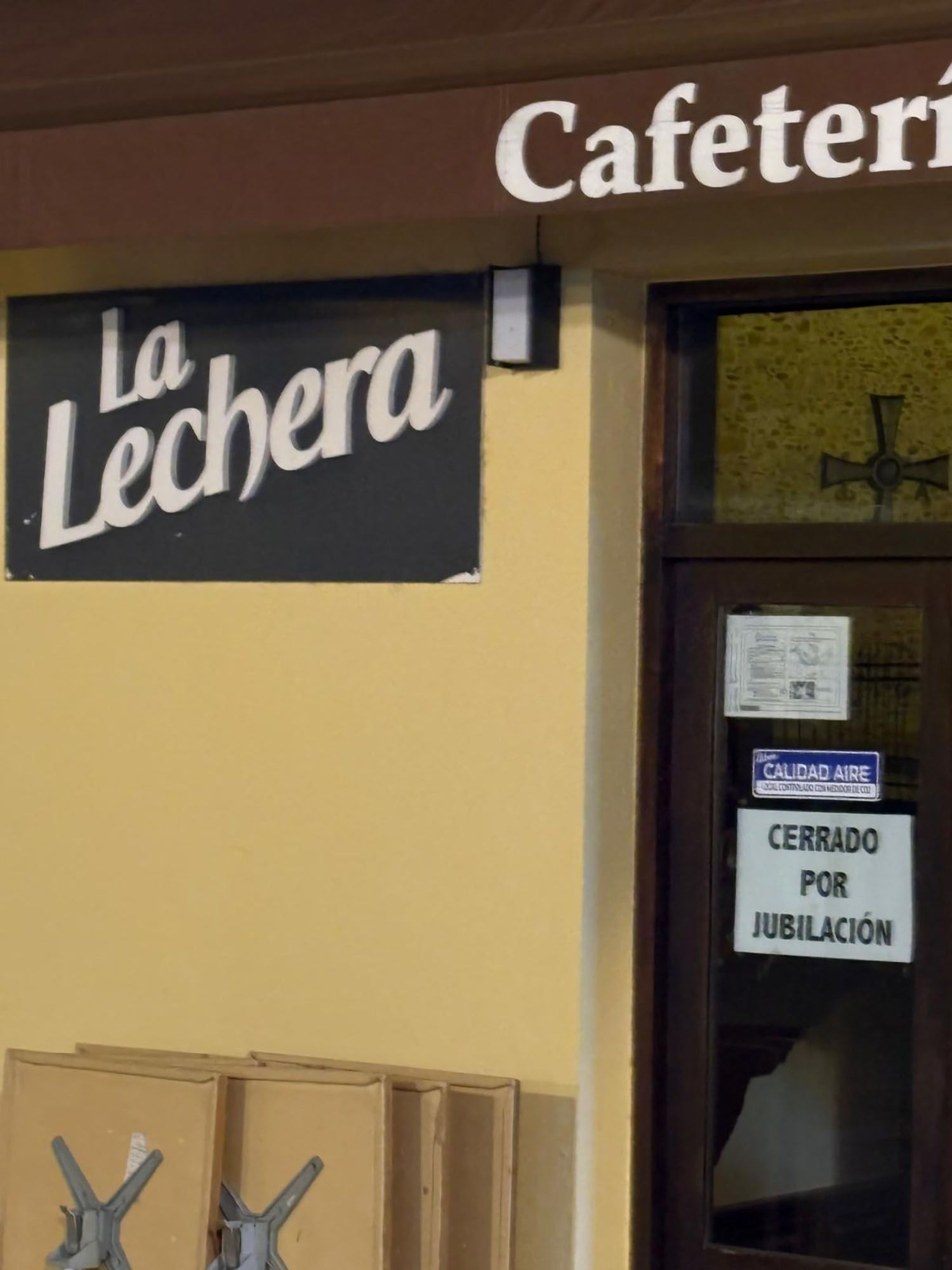 El local La Lechera con el anuncio de su cierre por jubilación El local La Lechera con el anuncio de su cierre por jubilación
