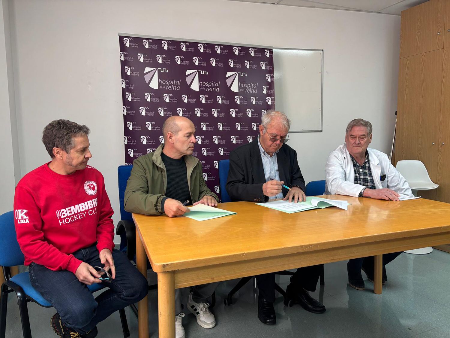 Presentación de la colaboración entre Hospital de La Reina y Bembibre Hockey Club 2 Presentación de la colaboración entre Hospital de La Reina y Bembibre Hockey Club 2