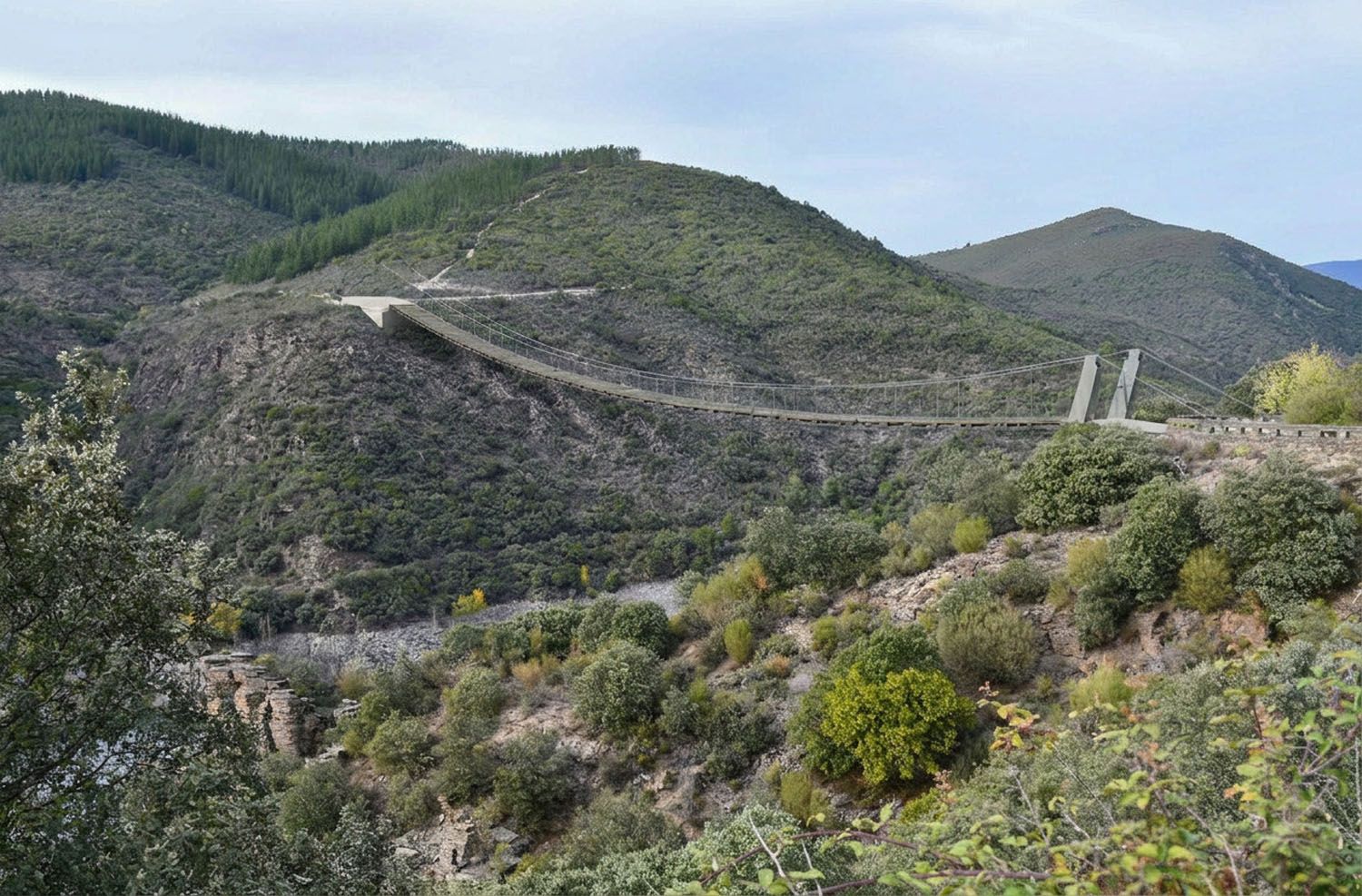Futuro emplazamiento del puente tibetano de Congosto y Cubillos del Sil (1) Futuro emplazamiento del puente tibetano de Congosto y Cubillos del Sil (1)