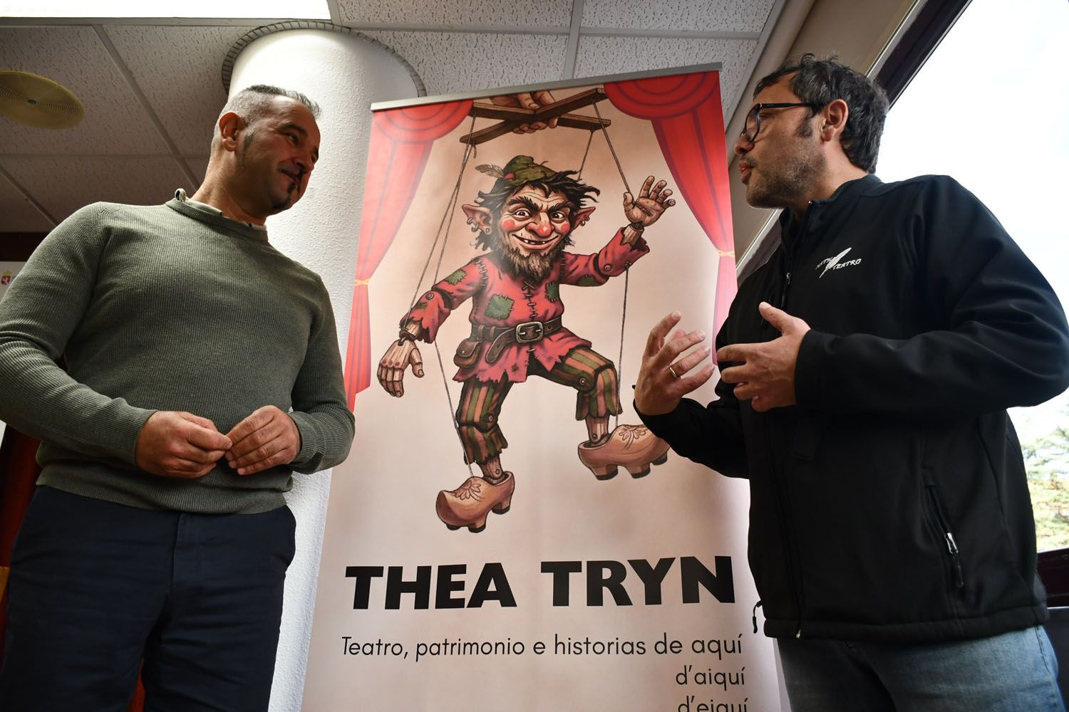 El diputado de Cultura, Arte y Patrimonio, Emilio Martínez Morán (I), y el responsable de la compañía Nath Teatro, Andrés Campelo (D), presentan la tercera campaña de teatro escolar ‘Thea Tryn’| Foto: Dani Merino, InfoBierzo El diputado de Cultura, Arte y Patrimonio, Emilio Martínez Morán (I), y el responsable de la compañía Nath Teatro, Andrés Campelo (D), presentan la tercera campaña de teatro escolar ‘Thea Tryn’| Foto: Dani Merino, InfoBierzo