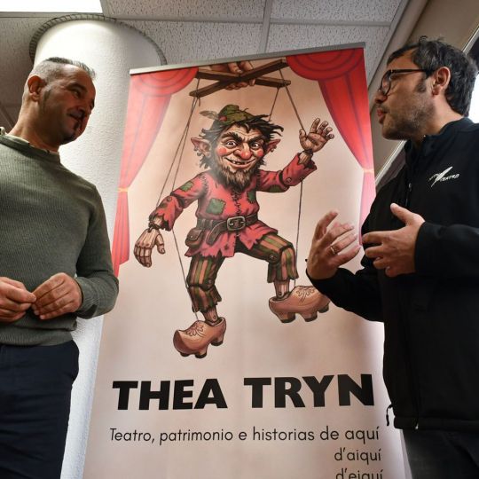El diputado de Cultura, Arte y Patrimonio, Emilio Martínez Morán (I), y el responsable de la compañía Nath Teatro, Andrés Campelo (D), presentan la tercera campaña de teatro escolar ‘Thea Tryn’ | Foto: Dani Merino, InfoBierzo El diputado de Cultura, Arte y Patrimonio, Emilio Martínez Morán (I), y el responsable de la compañía Nath Teatro, Andrés Campelo (D), presentan la tercera campaña de teatro escolar ‘Thea Tryn’ | Foto: Dani Merino, InfoBierzo