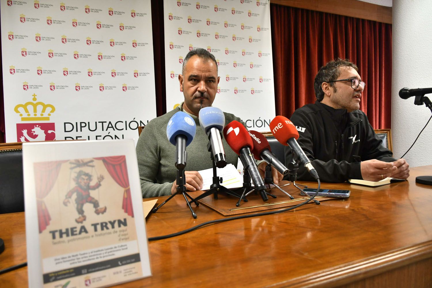 El diputado de Cultura, Arte y Patrimonio, Emilio Martínez Morán, y el responsable de la compañía Nath Teatro, Andrés Campelo, presentan la tercera campaña de teatro escolar ‘Thea Tryn’(4) El diputado de Cultura, Arte y Patrimonio, Emilio Martínez Morán, y el responsable de la compañía Nath Teatro, Andrés Campelo, presentan la tercera campaña de teatro escolar ‘Thea Tryn’(4)