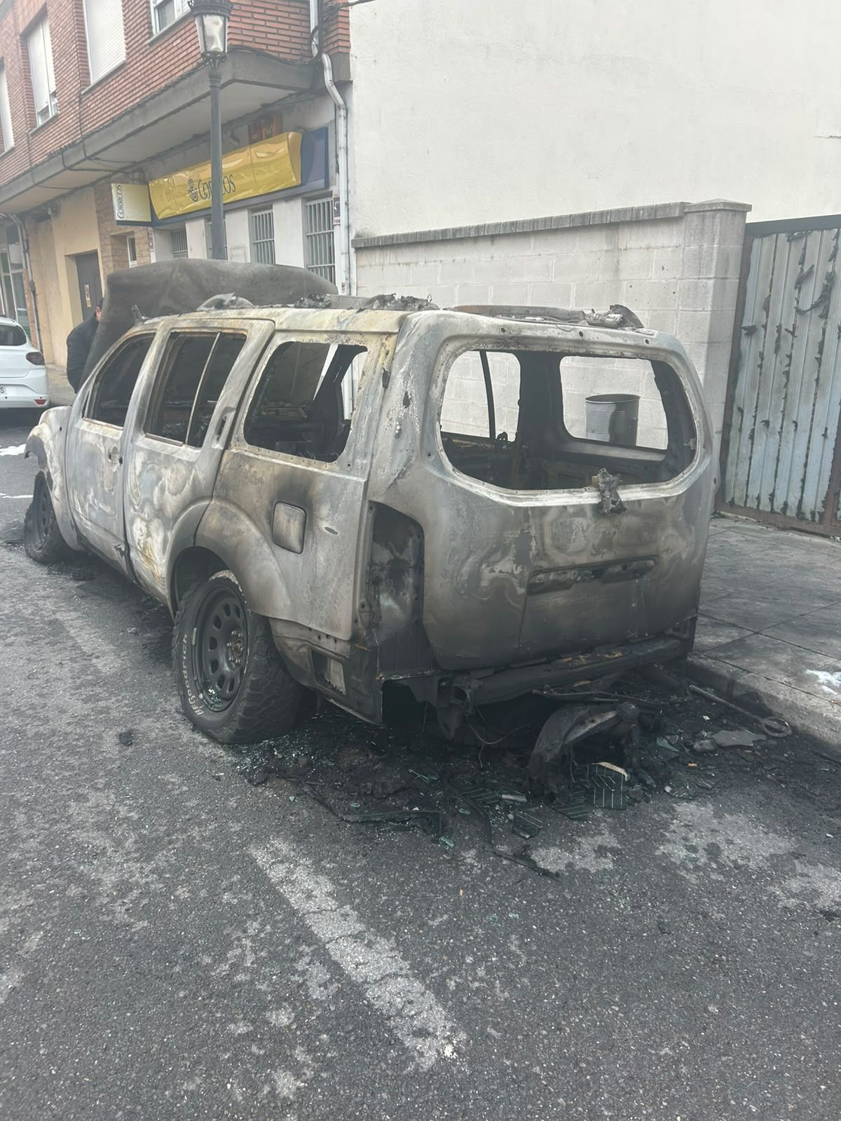 Coche calcinado en Fabero 2 Coche calcinado en Fabero 2
