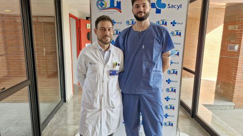 El jefe del Servicio de Urología de la Gasbi, Óscar Miranda y el residente Jorge Esteban (2)