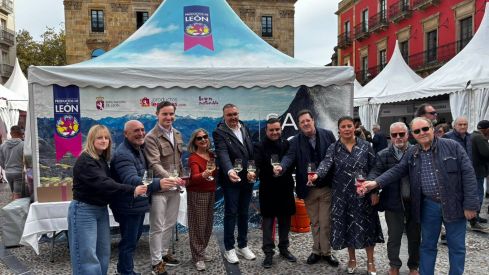 Los sabores leoneses toman el centro de Gijón en la III Feria de Productos de León 