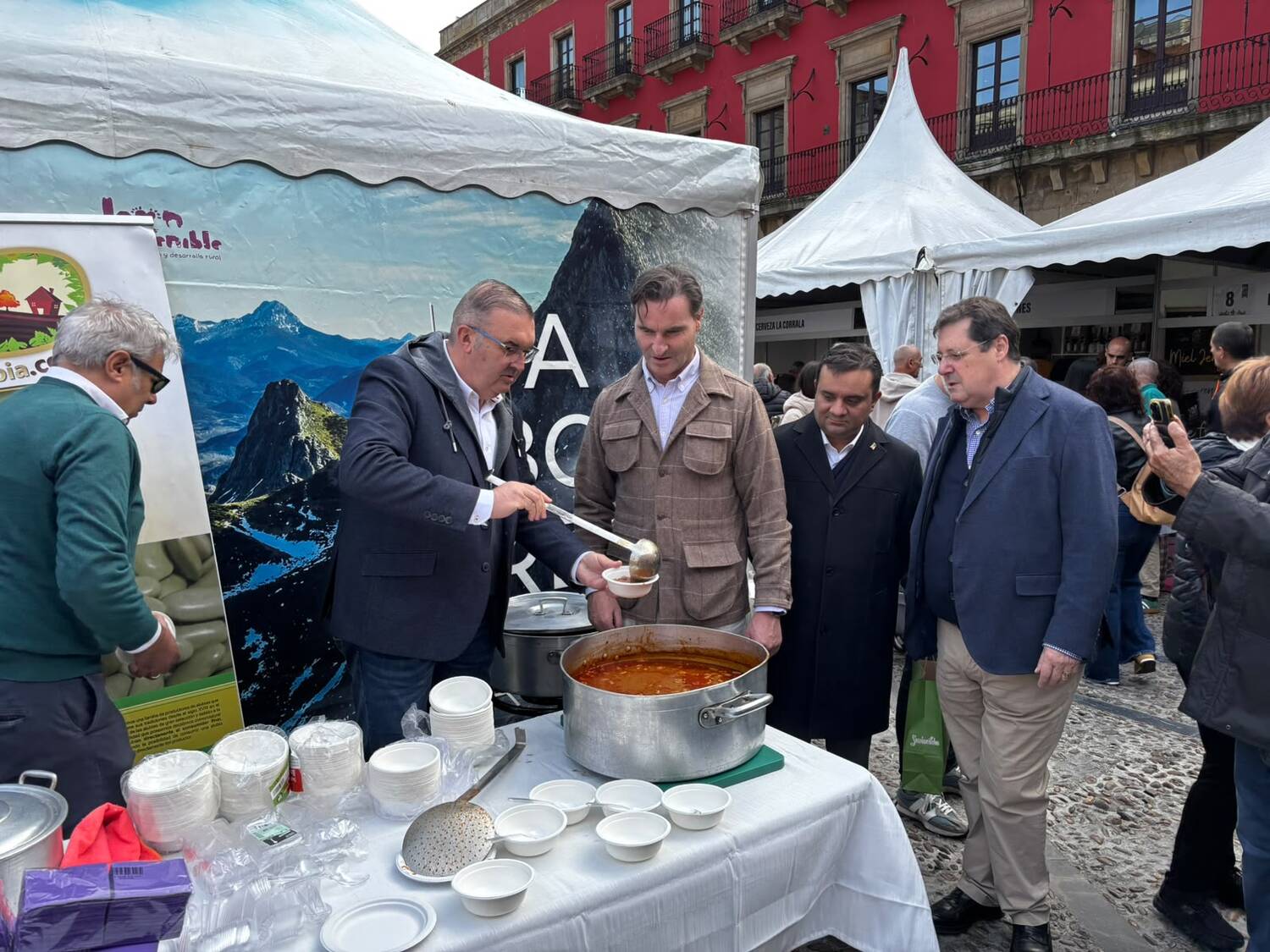 Inauguración de la Feria de Productos de León en Gijón Inauguración de la Feria de Productos de León en Gijón