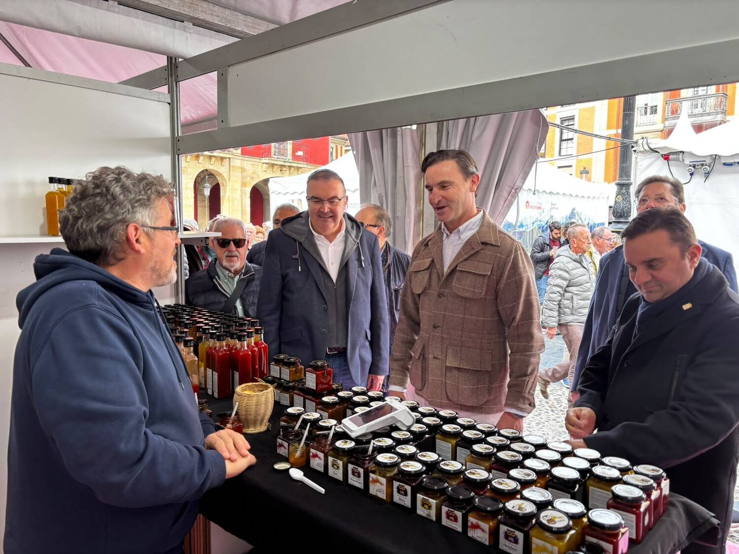 Inauguración de la Feria de Productos de León en Gijón Inauguración de la Feria de Productos de León en Gijón