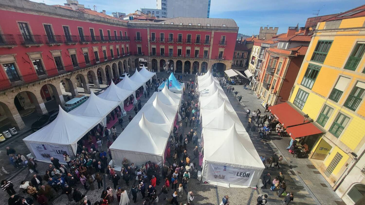 Inauguración de la Feria de Productos de León en Gijón Inauguración de la Feria de Productos de León en Gijón