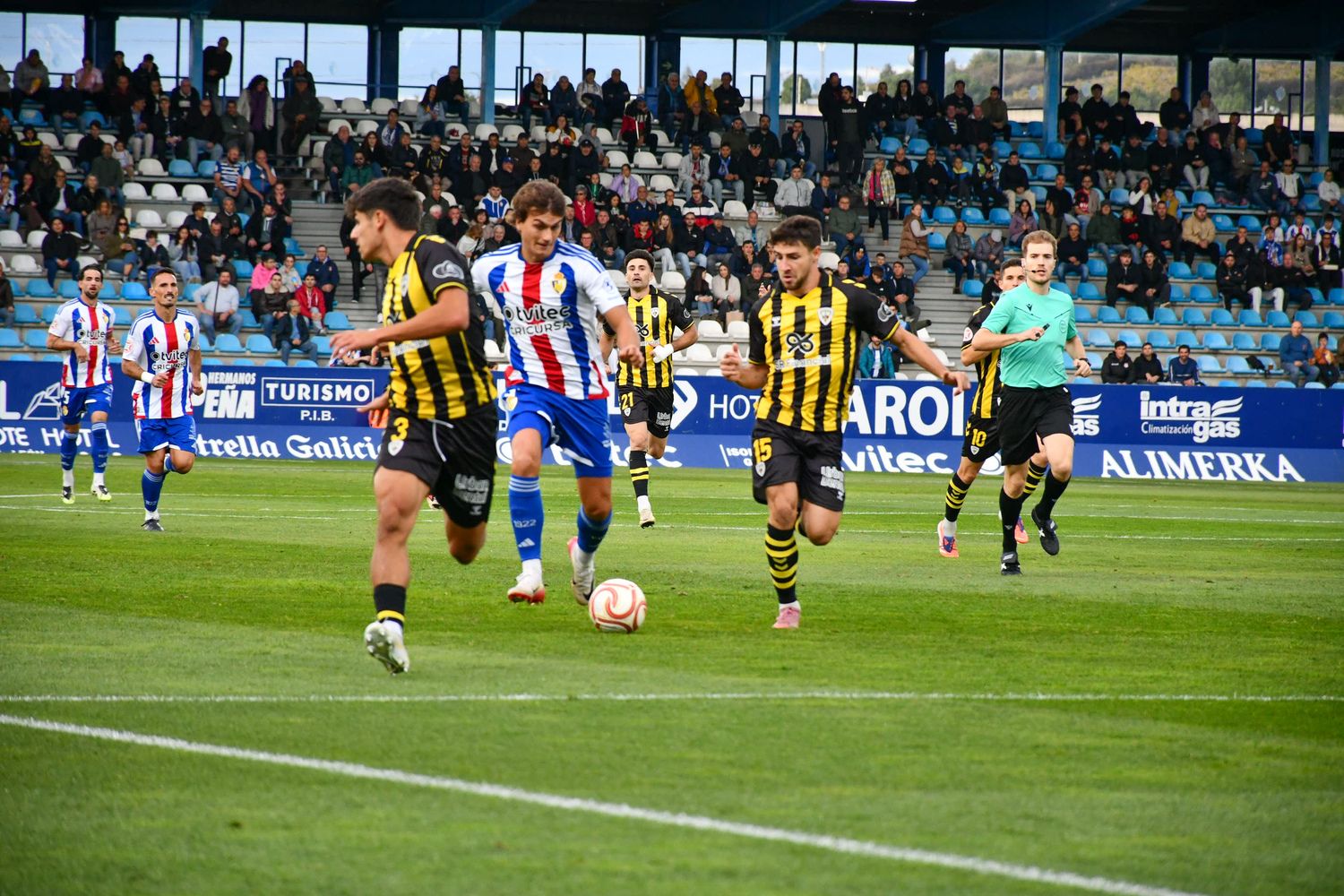 El Toralín se vuelca con la Ponferradina en su encuentro ante el Barakaldo | Daniel Merino El Toralín se vuelca con la Ponferradina en su encuentro ante el Barakaldo | Daniel Merino
