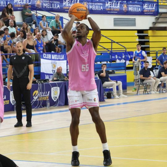 El Clínica Ponferrada sobrevive ante el empuje de Badajoz