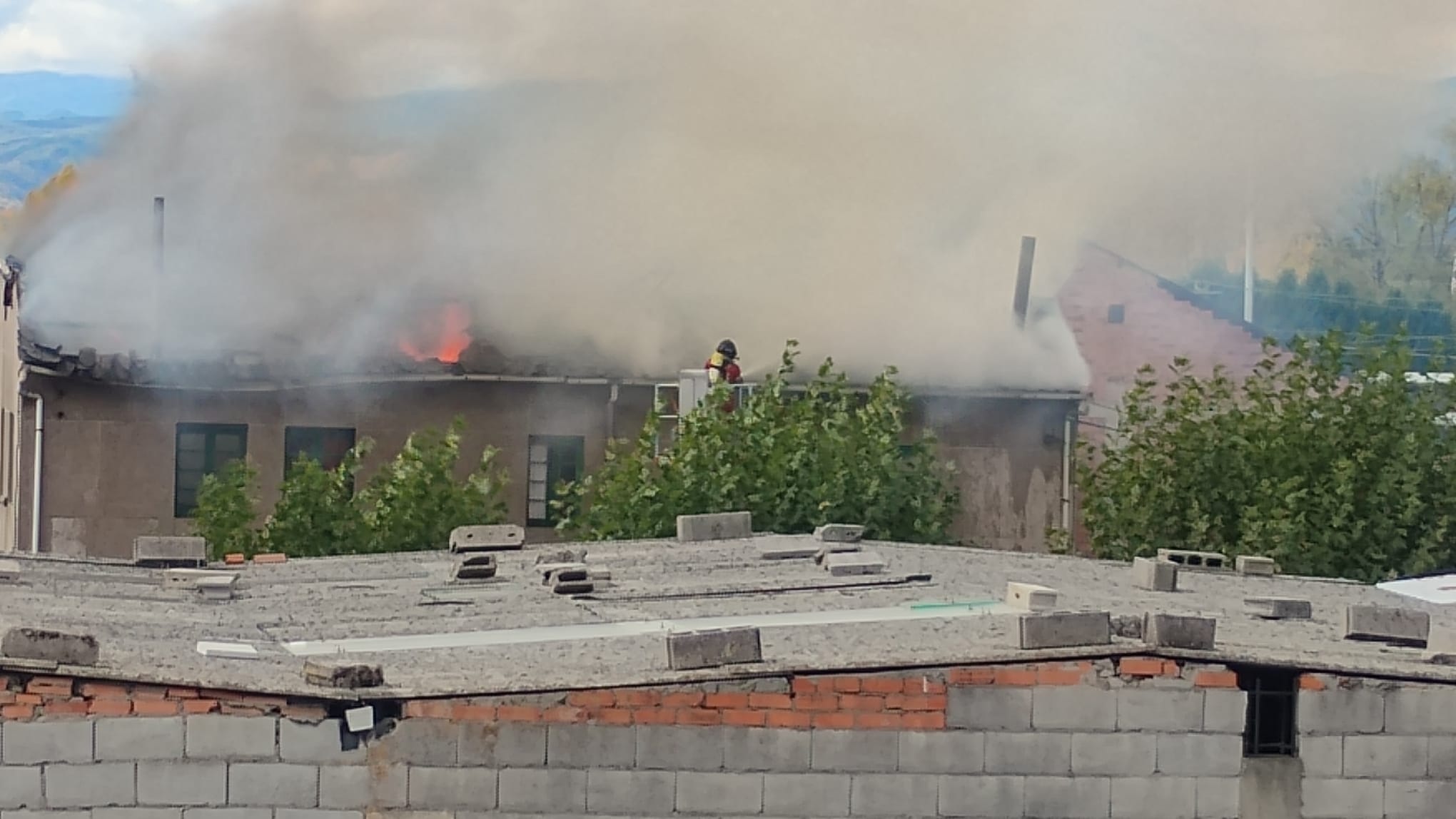Incendio en una vivienda del barrio de La Placa de Ponferrada | Cedida a InfoBierzo Incendio en una vivienda del barrio de La Placa de Ponferrada | Cedida a InfoBierzo