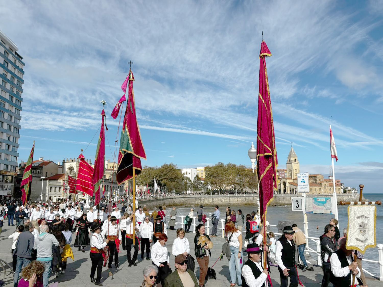Desfile de pendones leoneses en Gijón por la Feria de Productos de León en la ciudad asturiana Desfile de pendones leoneses en Gijón por la Feria de Productos de León en la ciudad asturiana