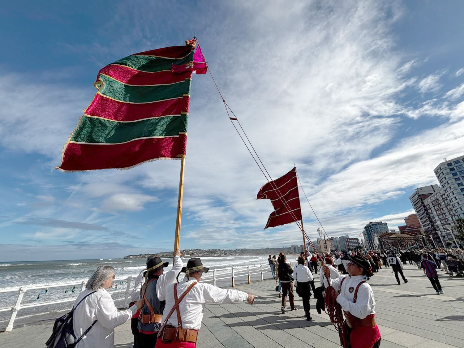 Desfile de pendones leoneses en Gijón por la Feria de Productos de León en la ciudad asturiana Desfile de pendones leoneses en Gijón por la Feria de Productos de León en la ciudad asturiana