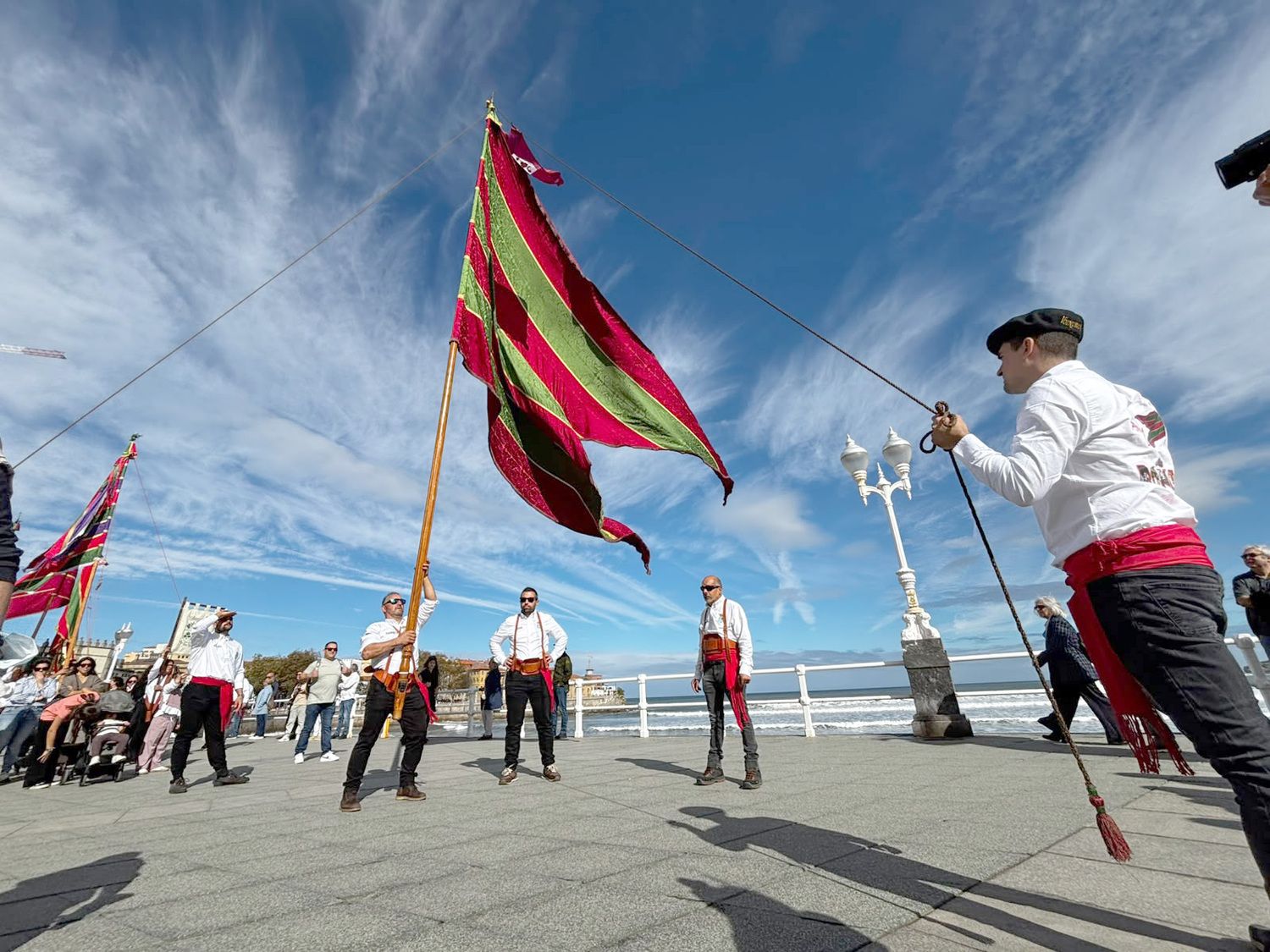 Desfile de pendones leoneses en Gijón por la Feria de Productos de León en la ciudad asturiana Desfile de pendones leoneses en Gijón por la Feria de Productos de León en la ciudad asturiana