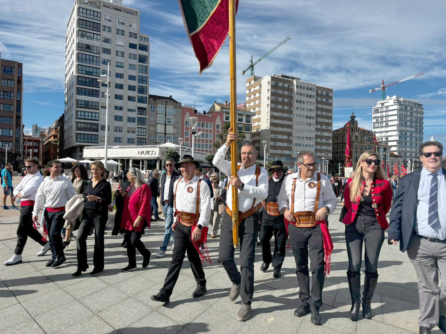 Desfile de pendones leoneses en Gijón por la Feria de Productos de León en la ciudad asturiana Desfile de pendones leoneses en Gijón por la Feria de Productos de León en la ciudad asturiana