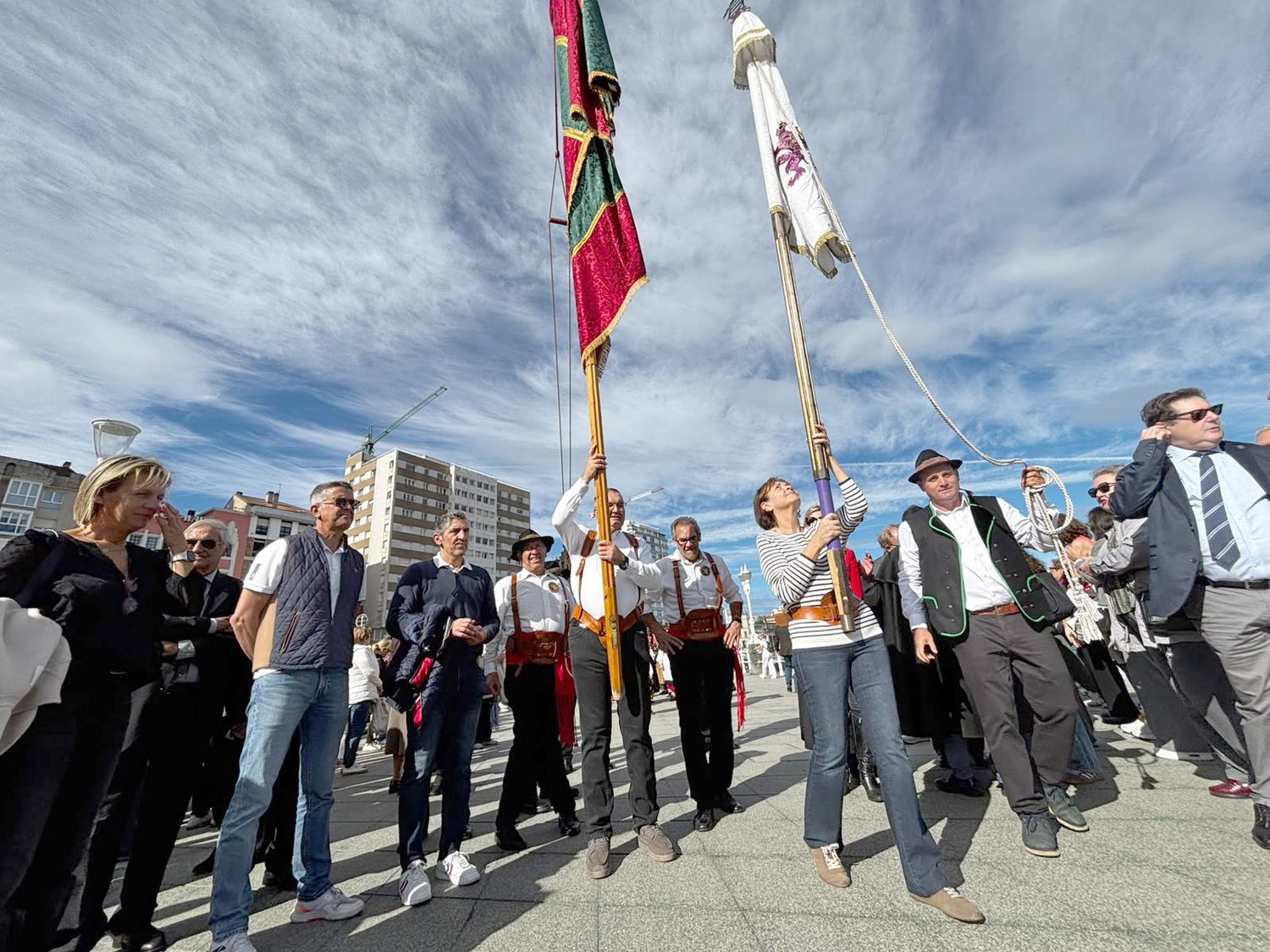 Desfile de pendones leoneses en Gijón por la Feria de Productos de León en la ciudad asturiana Desfile de pendones leoneses en Gijón por la Feria de Productos de León en la ciudad asturiana
