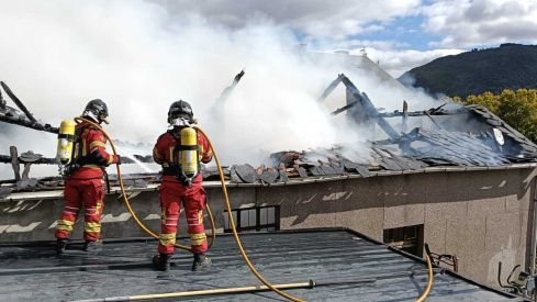 Las llamas acaban con la cubierta de la vivienda incendiada en el barrio de La Placa de Ponferrada