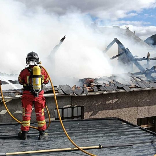 Las llamas acaban con la cubierta de la vivienda incendiada en el barrio de La Placa de Ponferrada