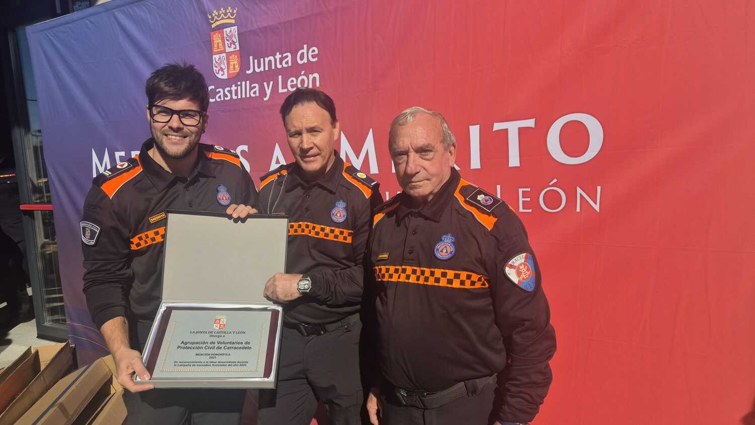 Protección Civil Carracedelo recibiendo la Mención de la Junta de Castilla y León Protección Civil Carracedelo recibiendo la Mención de la Junta de Castilla y León