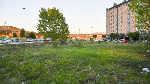 Parcela en La Rosaleda donde se construirán las viviendas públicas | Foto: Dani Merino, InfoBierzo