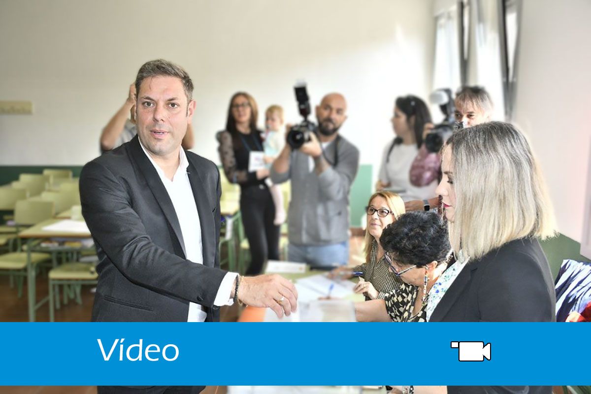 Iván Alonso (CB) introduce su papeleta en el IES Gil y Carrasco