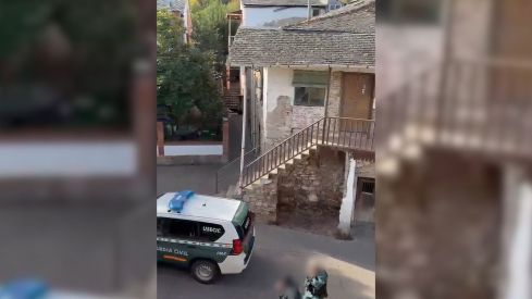 Guardia Civil en Molinaseca | Foto: Vídeo cedido a InfoBierzo Guardia Civil en Molinaseca | Foto: Vídeo cedido a InfoBierzo