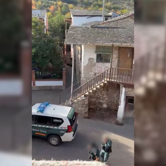 Guardia Civil en Molinaseca | Foto: Vídeo cedido a InfoBierzo Guardia Civil en Molinaseca | Foto: Vídeo cedido a InfoBierzo