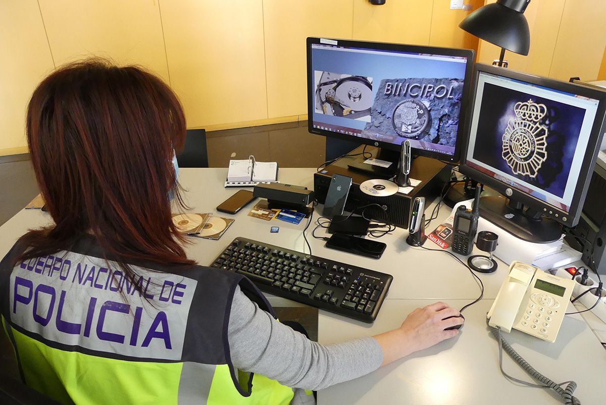 Foto de archivo de una operación policia de estafa tecnológica