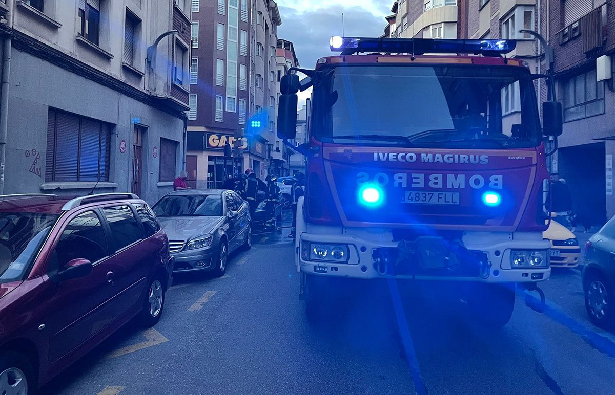 Los bomberos de Ponferrada sofocan un incendio en una vivienda en la Avenida Portugal