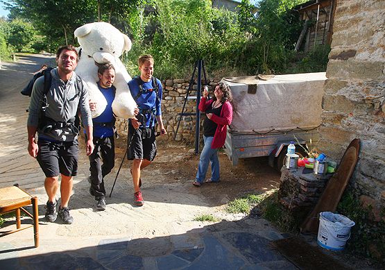 Los peregrinos alemanes Te-Yang Ehrich (I), y Mark Brinkmann (C), junto al canadiense Jean Michel Robichaud (D), a su llegada al albergue de Pieros (César Sánchez)