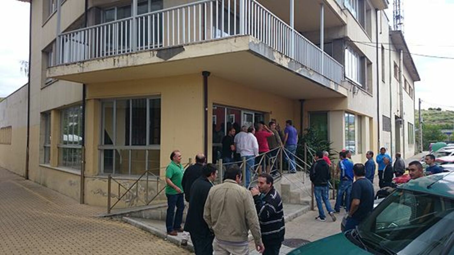 Los trabajadores entrando a la Asamblea este sábado (H.K)